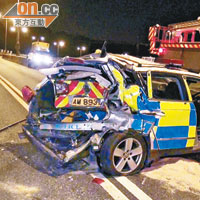 警車車尾被小巴撞至變形。