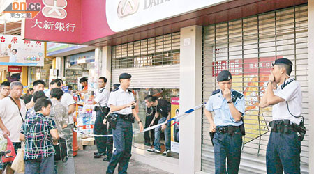 警員封鎖遇劫銀行調查。（司徒志雄攝）