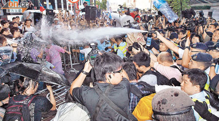 警民衝突頻生，市民對警隊的評分和滿意度下降。