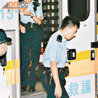 遇襲受傷警員（右）由同袍陪同送院。