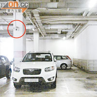 李先生座駕當日停泊的車位旁設閉路電視（紅圈示），惜錄像質素差劣。