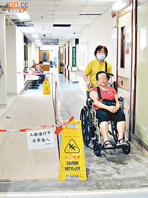 走廊建臨時斜台後，僅容一輛輪椅通過。