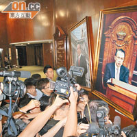 記者追訪林鄭月娥時又撞跌前立法會主席的相片。（霍振鋒攝）