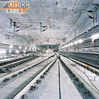 港鐵在隧道鋪設光纖設施，再租予電訊商等使用，每年收入可觀。