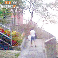 外宿外傭追蹤圖<BR>早上七時，一名外傭離開薄扶林村。