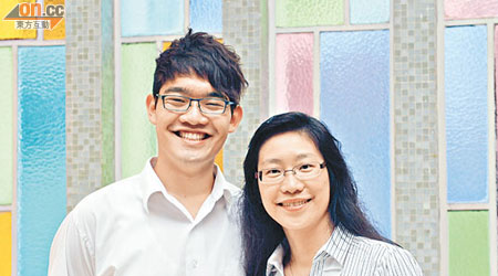 導師蘇愛萍（右）欣賞銘傑的廚藝天分，提名他申請高中應用學習獎學金。