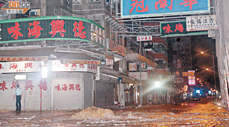 大量鹹水湧出，街道遭水淹恍如河流。（王偉安攝）