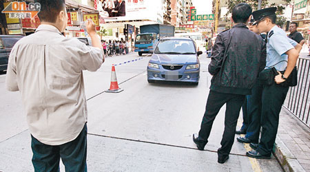 警員在截獲涉販毒的私家車現場調查。（許錦雄攝）