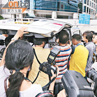 許仕仁的七人車尾門被打開，傳媒爭相拍攝車內情況。