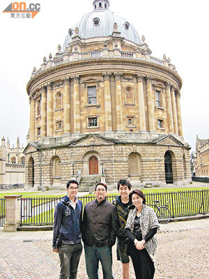 莊偉茵（右一）一家四口喺牛津大學地標Radcliffe Camera留影。（受訪者提供）