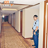 警方封鎖案發的酒店樓層蒐證。
