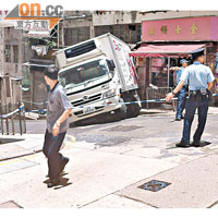 昨日貨車肇事位置<br>警員封鎖車禍現場調查。（讀者提供）