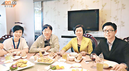 高永文（左二）、胡炎松（右一）及潮青副主任林月萍（左一）訪問潮州期間食盡地道美食。（受訪者提供）
