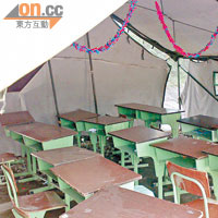 地震後的災區搭起簡陋的帳篷學校，令從事教育的明威感觸良多。
