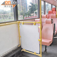 龍運巴士內擺放行李的位置亦已改為座位。