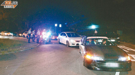 警方在新娘潭路截獲多輛懷疑非法改裝辣車。（沈厚錚攝）