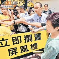 政務司司長林鄭月娥到荃灣出席論壇前，接收示威者的請願信。（陳章存攝）