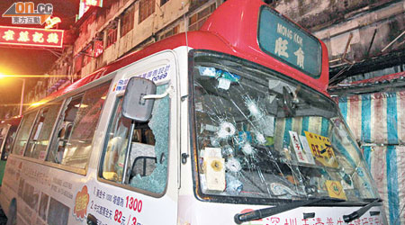 其中一輛小巴的擋風玻璃及車窗俱被擊至破碎。（梁志雄攝）