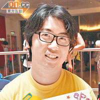 馮俊譽雖患大腦麻痹症，卻無損他求學的決心。