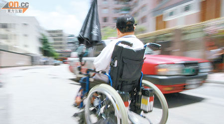 內地山寨電動輪椅殺入本港，不時在馬路上飛馳。（設計圖片）
