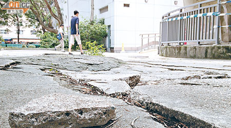 漁灣邨街市對出行人路路面凹凸不平，部分位置更出現大塊石屎碎片。