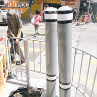 路政署在今年四月發生意外的地點，豎立兩支巨型防撞柱。