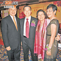 朱曦夫婦（左二、右一）積極融入香港，與國際華商協進會會長陳趙滿菊（右二）及老公陳亨利（左一）好啱傾。（余素月攝）