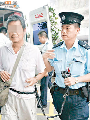 涉案台灣男子由警員押送醫院治理。（梁安瑩攝）