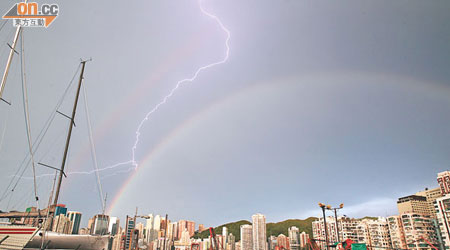 雙彩虹遇上閃電頻頻，可說是大自然奇觀。（黃仲民攝）