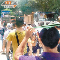 村民抗議圍堵稔灣堆填區期間，大批重型車輛受阻進退不得。