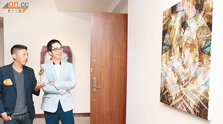 美國藝術家Jin Meyerson（左）向鄭志剛（右）介紹自己嘅作品。（受訪者提供）