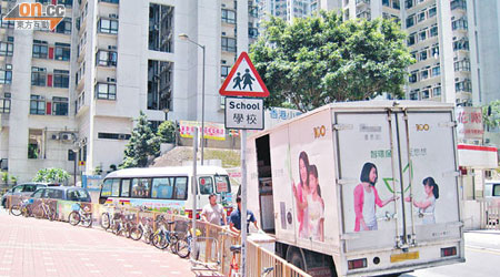 屯門河旺街常有車輛違例停泊，阻擋行人及駕駛者視線，易生意外。