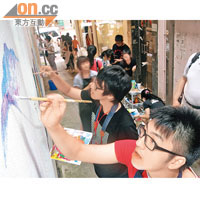 平日冷清清的後巷因為年輕人畫畫而熱鬧起來。