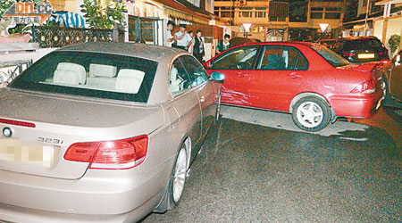 私家車擦過房車車頭衝向對面屋。（李豪杰攝）