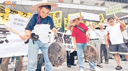 近三百名蓮蔴坑村和竹園村的居民昨到新政府總部示威抗議，指政府的搬遷安排和賠償安排欠妥善。（蔡綺琳攝）