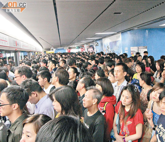 金鐘港鐵站月台堆滿候車市民。（何天成攝）
