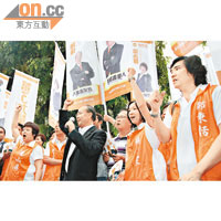 陳強（穿西裝者）率領多名前任及現任區議員參選新西。（梁耀榮攝）