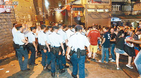 上周六警方出動大批警員到蘭桂坊搜查。