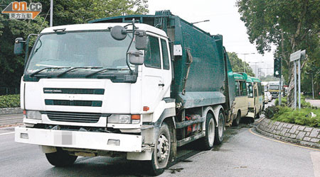 肇事垃圾車疑閃避切線車輛煞車，釀三車「串燒」意外。（吳遠輝攝）