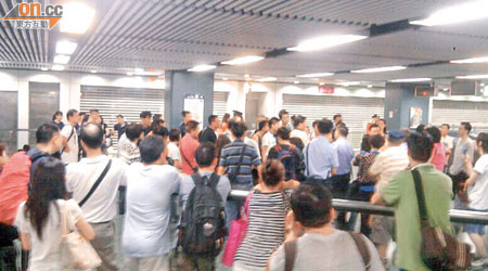 彩虹站今日凌晨有約百名乘客因未能接駁尾班車而鼓譟。