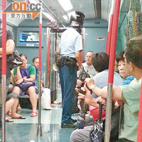 港鐵召警員到列車上「趕客」。（讀者阿肥提供）