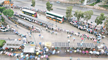 大批市民風後趕上班，鴨脷洲邨巴士總站出現多條人龍。（馬竟峯攝）