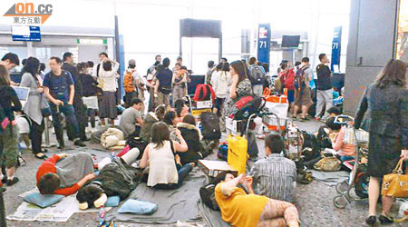 機場禁區滯留逾千旅客，有人戲言如身處難民營。（司徒志雄攝）