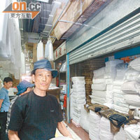 售賣紙杯的吳先生指摘街市維修欠妥善，令他損失慘重。