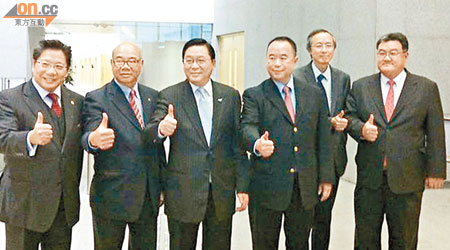林健鋒（左三）在多名工商界支持者陪同下報名參選。