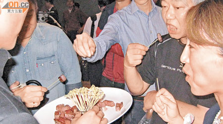 廚師即製神戶和牛美食，吸引記者及嘉賓爭相試食。