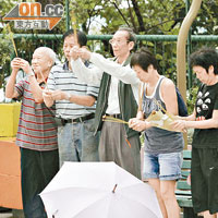 多名親友在現場進行路祭。（王命源攝）