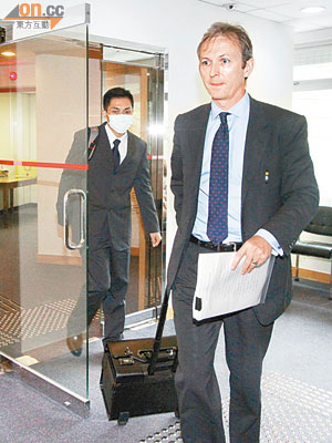 湯勇文（左）昨戴口罩出席醫委會紀律聆訊，圖右為其代表律師。
