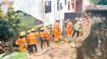 大埔<br>消防員在塌牆現場進行搜索。（吳建明攝）