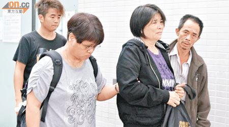 張澤宏的父母及胞弟到殮房認屍，神情哀傷。